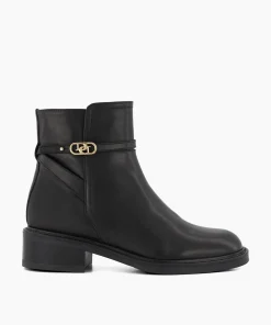 Store Praising - Black Boots